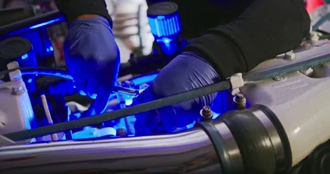 Technician Working on Engine in Workshop Видео 323743635