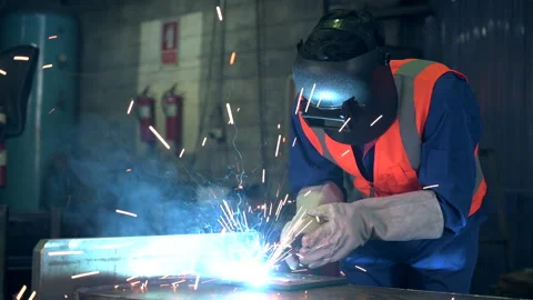 The technician working in the factory  Vídeos de archivo 141520048