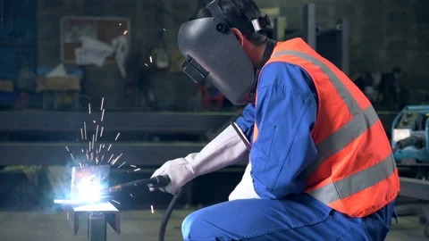 The technician working in the factory  Vídeos de archivo 141526162