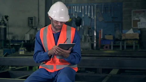 The technician working in the factory  Vídeos de archivo 141526708