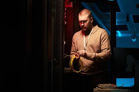 Technician Working Inside Data Center With Network Cables Foto stock