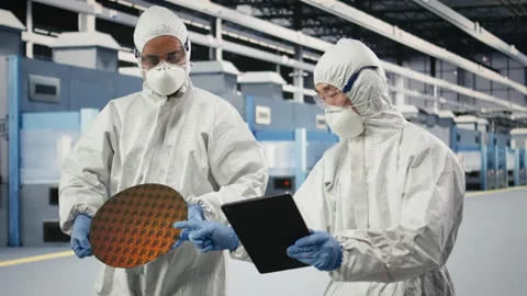 Technicians analyzing delicate electronic component in semiconductor factory Vídeos de archivo 333393940