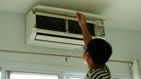 Technicians are cleaning the air conditioner with a vacuum cleaner. 스톡 동영상 65742686