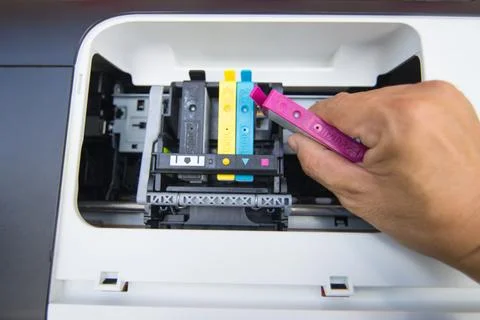 Technicians are install setup the ink cartridge of a inkjet printer 库存照片