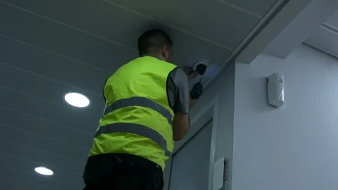 Technicians are installing a wireless cctv camera	 스톡 동영상 108740452