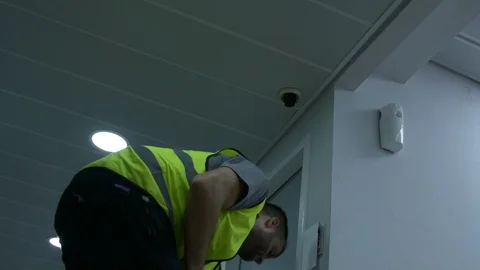 Technicians are installing a wireless cctv camera	 스톡 동영상 108749855