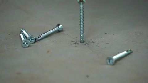 Technicians are using screw screwdriver drills to install fiber cement sheets Vidéo 138753106