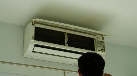 Technicians are using a vacuum cleaner to clean the air conditioner. 스톡 동영상 65742383