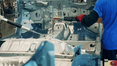 Technicians are welding a large metal automotive carcass Vídeo Stock 146511962