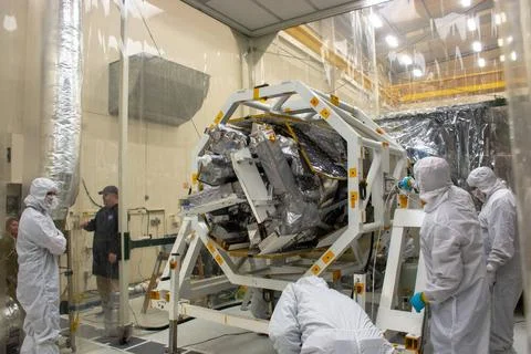 Technicians attach NASA s Ionospheric Connection Explorer (ICON) to the No... Foto stock