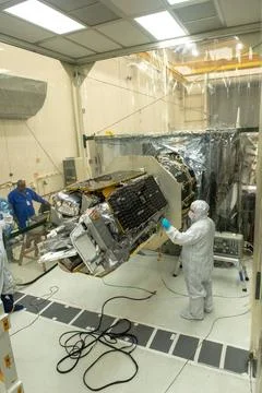 Technicians attach NASAs Ionospheric Connection Explorer (ICON) to the No.. Foto stock