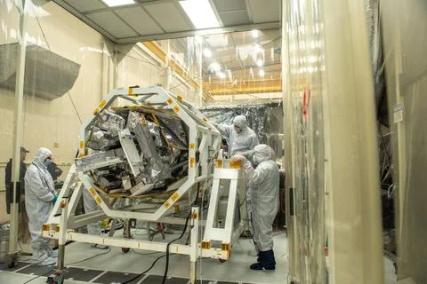 Technicians attach NASAs Ionospheric Connection Explorer (ICON) to the No.. Foto stock
