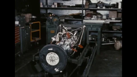 Technicians check the engines reading: Gemini Extra-Care - 1966 Stockbeeldmateriaal 104330160
