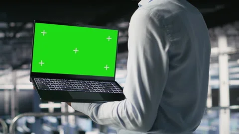 Technicians in data center analyzing performance outputs on green screen laptop 스톡 동영상 310782943
