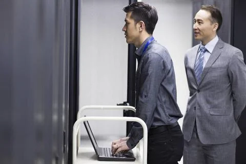 Technicians doing maintenance in computer room Beijing China Copyright: xL... Foto stock