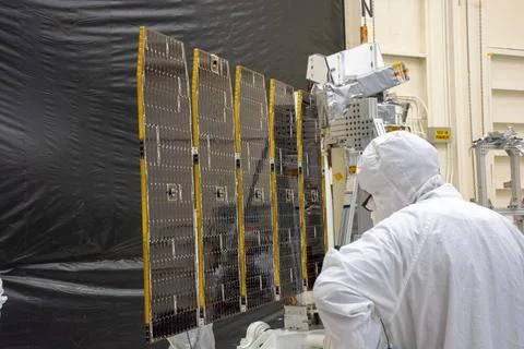Technicians extend the solar array on NASA s Ionospheric Connection Explor... Stockfoto's