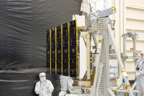 Technicians extend the solar array on NASA s Ionospheric Connection Explor... 스톡 사진