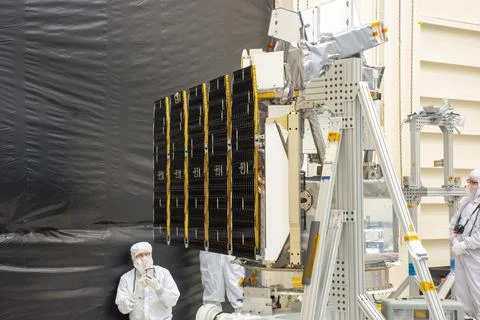 Technicians extend the solar array on NASA's Ionospheric Connection Explore.. 스톡 사진