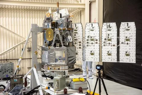 Technicians extend the solar array on NASA's Ionospheric Connection Explore.. 스톡 사진