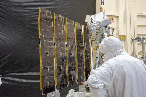 Technicians extend the solar array on NASA's Ionospheric Connection Explore.. 스톡 사진