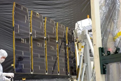 Technicians extend the solar array on NASA's Ionospheric Connection Explore.. 스톡 사진