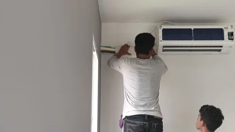 Technicians install a cover on air conditioner pipe Stock-Footage 98451152