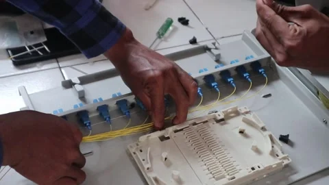 Technicians install fiber optic cables Stockbeeldmateriaal 342909649