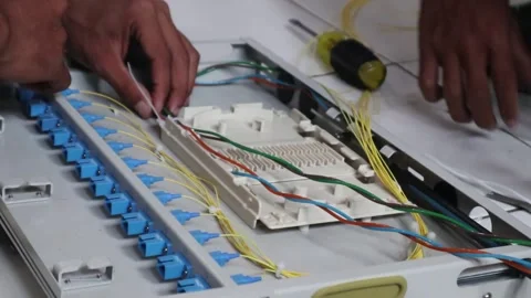 Technicians install fiber optic cables Vídeo Stock 342909650