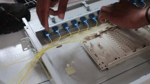 Technicians install fiber optic cables Vídeo Stock 342909651