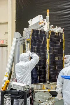 Technicians install the solar array for NASA's Ionospheric Connection Explo.. Foto stock