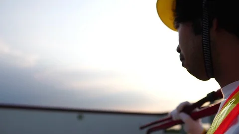 Technicians man holding a pipe wrench with warm light of sunset 库存影片 105912816