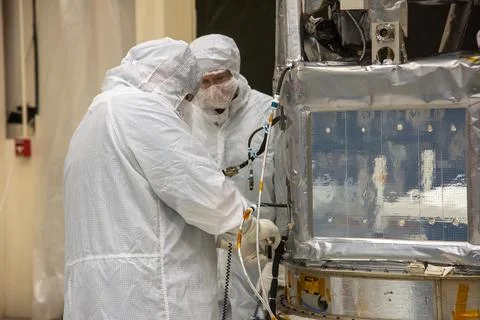 Technicians prepare to install the solar array for NASA's Ionospheric Conne.. Stockfoto's