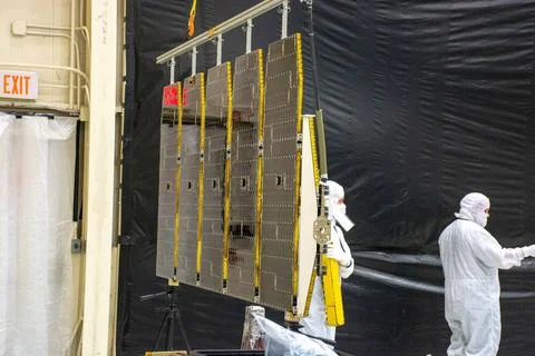 Technicians remove the solar array from NASA s Ionospheric Connection Expl... 스톡 사진