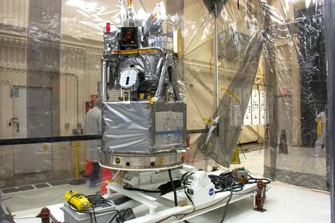Technicians removed the solar array from NASA's Ionospheric Connection Expl.. 스톡 사진