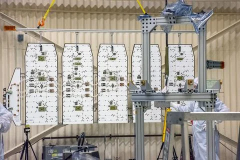 Technicians removed the solar array from NASA's Ionospheric Connection Expl.. 스톡 사진