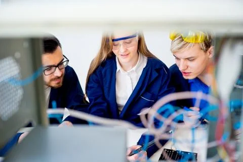 Technicians repairing computers 库存照片