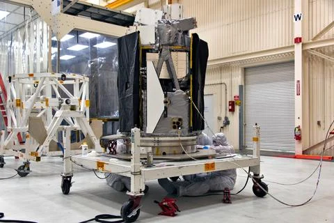 Technicians secure NASA's Ionospheric Connection Explorer (ICON) on the spa.. Foto stock