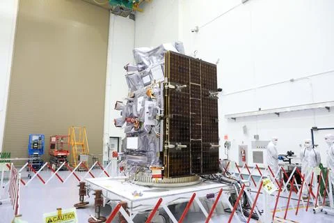 Technicians work to process the NASAs Plankton, Aerosol, Cloud, 스톡 사진