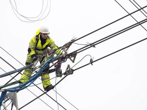 Technicians working to replace old insulators on a pylon in Barrow on Soar, L Foto stock