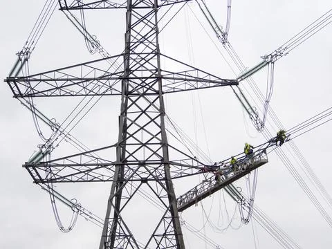 Technicians working to replace old insulators on a pylon in Barrow on Soar, L Foto stock