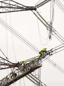 Technicians working to replace old insulators on a pylon in Barrow on Soar, L 스톡 사진