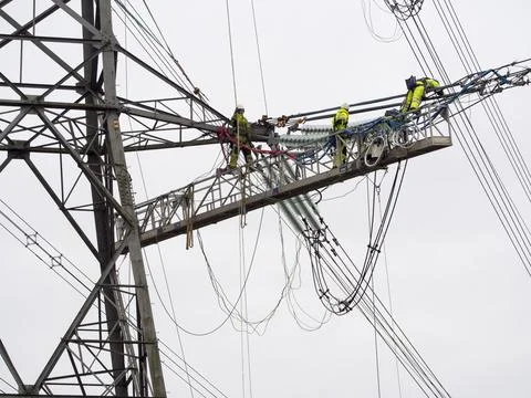 Technicians working to replace old insulators on a pylon in Barrow on Soar, L Foto stock