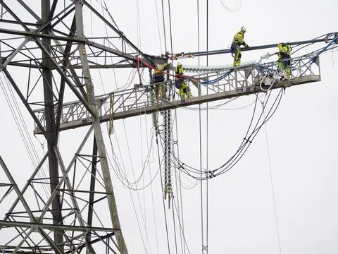 Technicians working to replace old insulators on a pylon in Barrow on Soar, L 스톡 사진