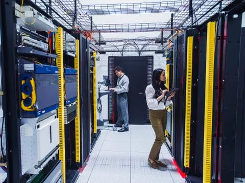 Technicians working in server room Stockfoto's
