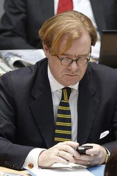  Technik im Parlament, Andre Schmitz mit Handy, 77. Sitzung des Berliner A... 스톡 사진