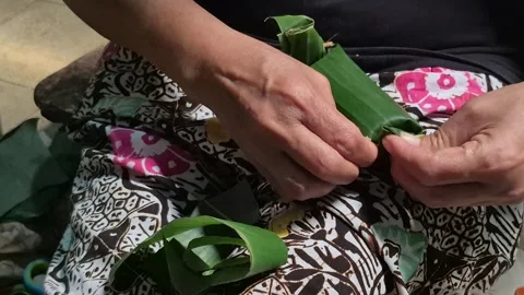 Technique for locking banana leaf wrapping Stock Footage 336472955