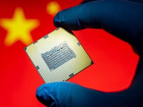 Technological Advancement in China: Holding a Microprocessor Chip Technolo... 스톡 사진