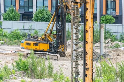 Technological construction drilling rig operation, yellow black tracked mac.. 库存照片