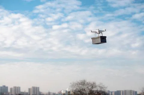 Technological delivery innovation - fast drone delivery concept above town Foto stock