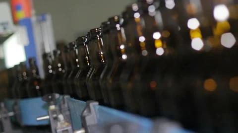 Technological line for bottling of beer in brewery. Vídeo Stock 49386440